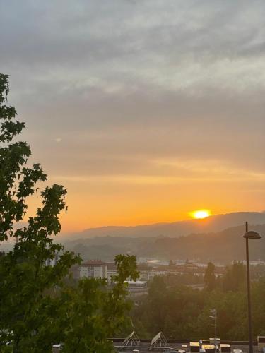 a sunset over a city with the sun in the sky at 10 min a San Sebastián in Lasarte