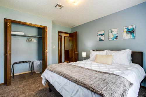 En eller flere senge i et værelse på Pet-Friendly Midwest City Home, 10 Mi to Dtwn OKC!