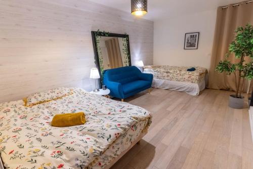 Llit o llits en una habitació de Big Villa with Private Pool & Magnificent view in Village center