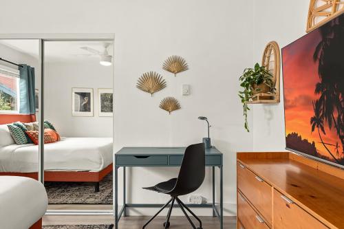 um quarto com uma secretária e um quarto com uma cama em East Village Arts District, King Suite with Sofa Bed NRP23-01221 em Long Beach