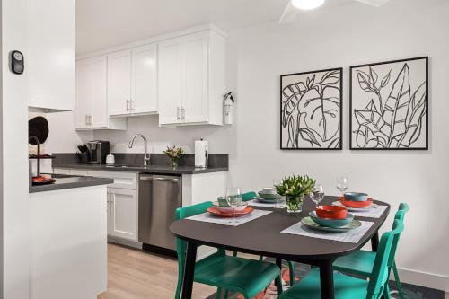 Η κουζίνα ή μικρή κουζίνα στο East Village Arts District, King Suite with Sofa Bed NRP23-01221