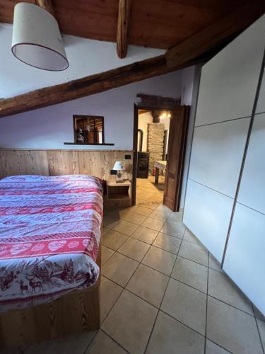 una camera da letto con un letto e uno specchio di Maison Moline ad Aosta