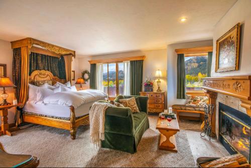 a bedroom with a large bed and a fireplace at Abendblume in Leavenworth