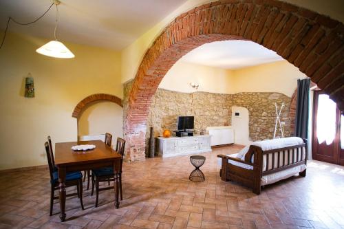 Televízia a/alebo spoločenská miestnosť v ubytovaní Agriturismo Fonte Belvedere