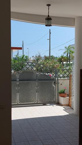 Lovely House risveglio fronte mareにあるバルコニーまたはテラス