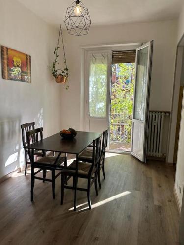 d'une salle à manger avec une table, des chaises et une fenêtre. dans l'établissement Scilla Domus - Appartamento a Torino - S. Rita, à Turin