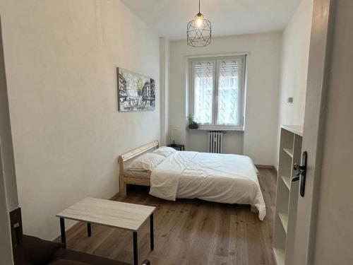 - une chambre avec un lit, une table et une fenêtre dans l'établissement Scilla Domus - Appartamento a Torino - S. Rita, à Turin