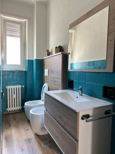 La salle de bains est pourvue d'un lavabo, de toilettes et d'un miroir. dans l'établissement Scilla Domus - Appartamento a Torino - S. Rita, à Turin