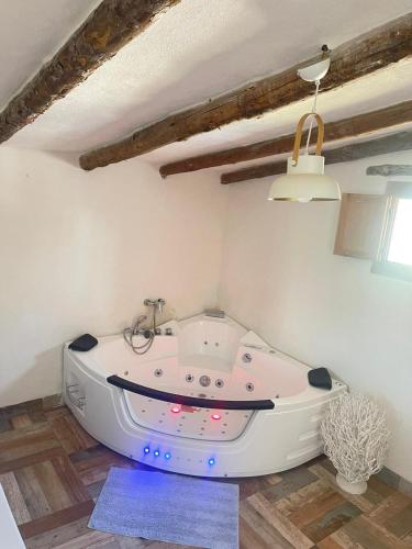 a white bath tub sitting in a room at Finca el atardecer - Apartamento Sol in Los Santos de Maimona