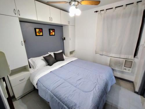 una camera con un grande letto e una finestra di Depto super cool en pleno centro de Mendoza a Mendoza