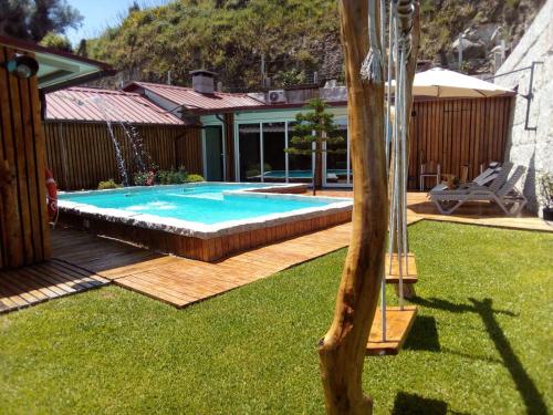 - une piscine dans une cour à côté d'une maison dans l'établissement Casa do Outeiro, à Arcos de Valdevez