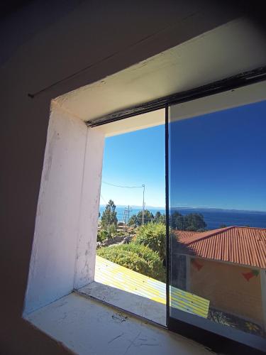 una ventana abierta con vistas al océano en Sankayuni family homestay, en Ocosuyo