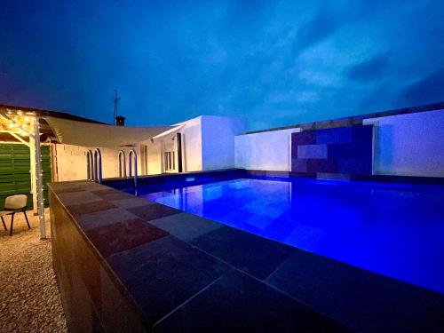 ein Schwimmbad in einem Haus in der Nacht in der Unterkunft Casita de la coquina in Chiclana de la Frontera