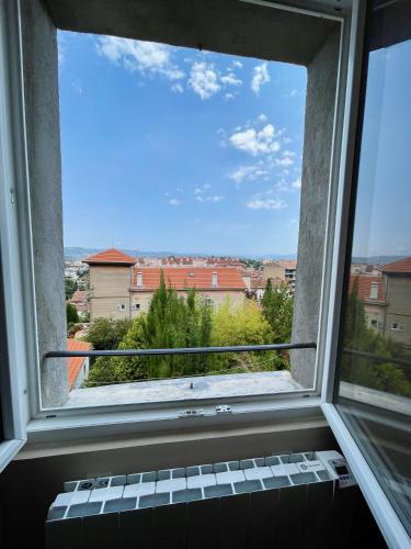 - une fenêtre dans une chambre avec vue dans l'établissement Détente parfumée, capitale du parfum, à Grasse