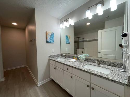 a bathroom with two sinks and a large mirror at Vista Cay Condo, next to convention center, See World, Disney 3 in Orlando