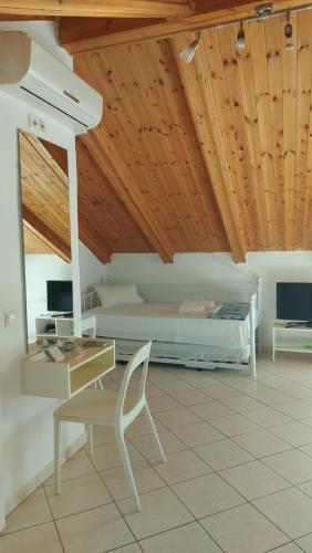 a bedroom with a bed and a desk and a chair at Villa Sissy Studios & Apartments in Sivota
