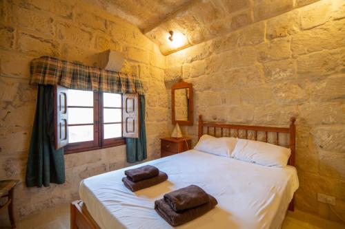 Katil atau katil-katil dalam bilik di Tranquil Gozo Farmhouse