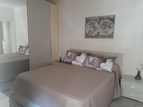 1 dormitorio con 1 cama y una foto en la pared en Holiday House NELLINA, en Boscoreale