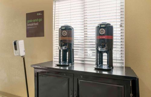 twee robots die bovenop een tafel staan bij Extended Stay America Suites - Cincinnati - Blue Ash - Reagan Hwy in Blue Ash