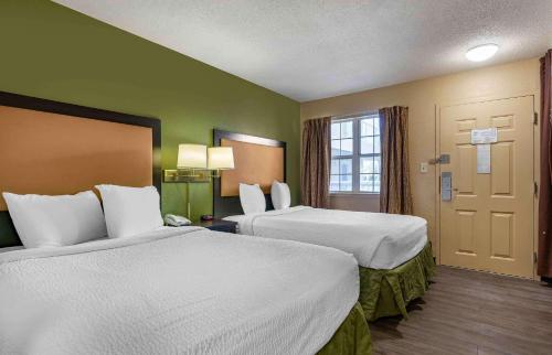 Giường trong phòng chung tại Extended Stay America Suites - Lexington - Nicholasville Road