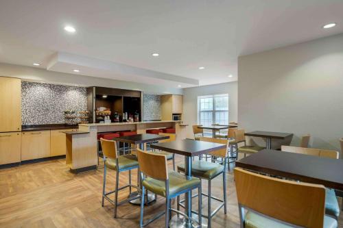 a restaurant with tables and chairs and a kitchen at Extended Stay America Suites - Chicago - Elgin - West Dundee in West Dundee