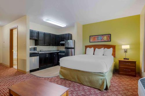 a large bedroom with a bed and a kitchen at Extended Stay America Suites - Chicago - Elgin - West Dundee in West Dundee