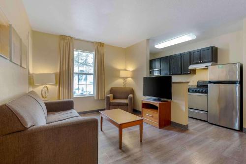 a living room with a couch and a kitchen at Extended Stay America Suites - Chicago - Elgin - West Dundee in West Dundee
