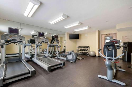 a gym with treadmills and ellipticals in a room at Extended Stay America Suites - Chicago - Elgin - West Dundee in West Dundee
