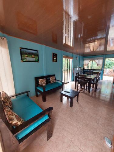 ein Wohnzimmer mit Sofas und ein Esszimmer in der Unterkunft Jessie's Country House Rivas in Rivas