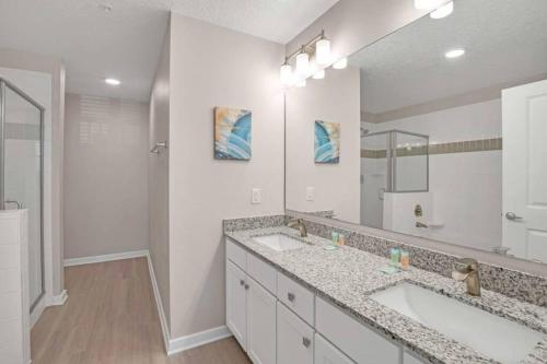 a bathroom with two sinks and a large mirror at Modern 3B2b Codon in Vista Cay, near Convention Center Universal, See World, Disney in Orlando