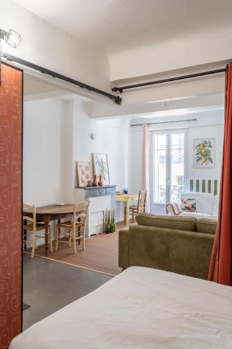 un salon avec un canapé et une table dans l'établissement Appartement Il Sereno - voyage entre les Pouilles et la Sicile, à Toulon
