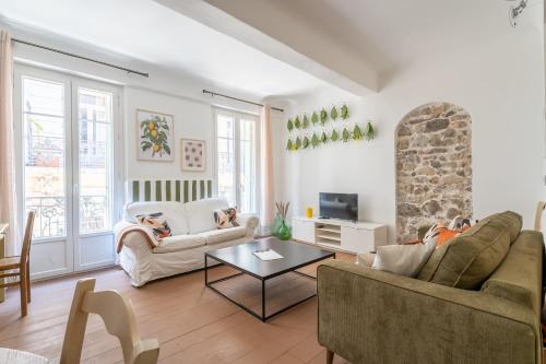 a living room with two couches and a table at Appartement Il Sereno - voyage entre les Pouilles et la Sicile in Toulon