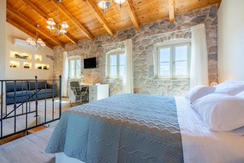 Ένα ή περισσότερα κρεβάτια σε δωμάτιο στο Stone Villa Mavrić