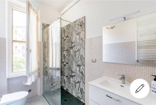 uma casa de banho com um chuveiro, um WC e um lavatório. em Rooms in Chiassetto em Pisa