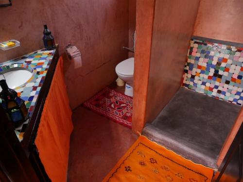 La petite salle de bains est pourvue de toilettes et d'un lavabo. dans l'établissement petite jolie maison vue sur lac, à Bin el-Ouidane