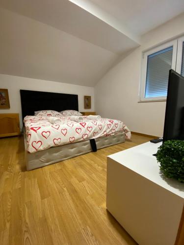 una camera con letto e scrivania con TV di Rok a Tešanj