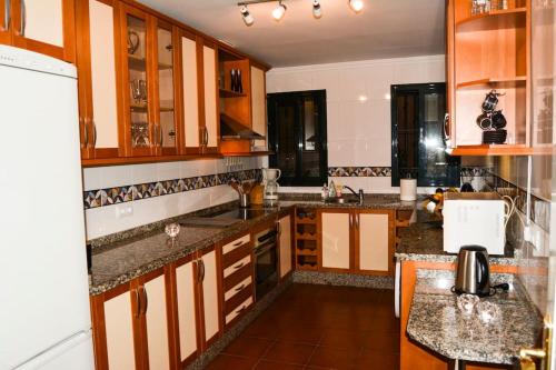 Kuchyň nebo kuchyňský kout v ubytování Malaga Marbella Elviria Apartment Golf