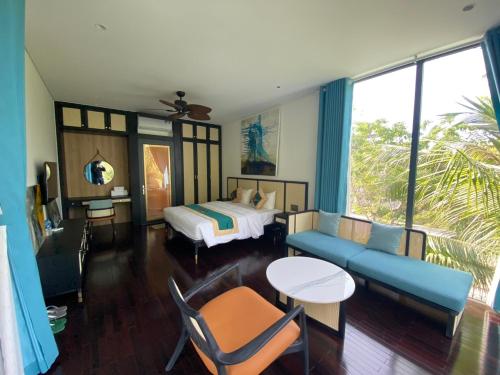 une chambre avec un lit, un canapé et une table dans l'établissement Villa Container, à Vung Tau