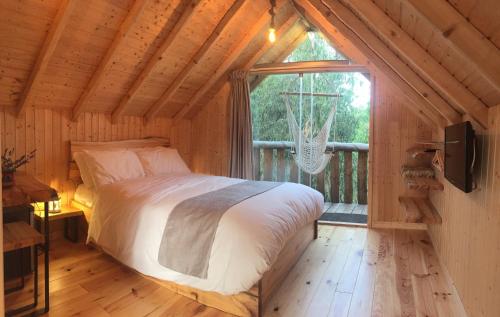 a bedroom with a bed and a window in a cabin at MountView in Alenquer