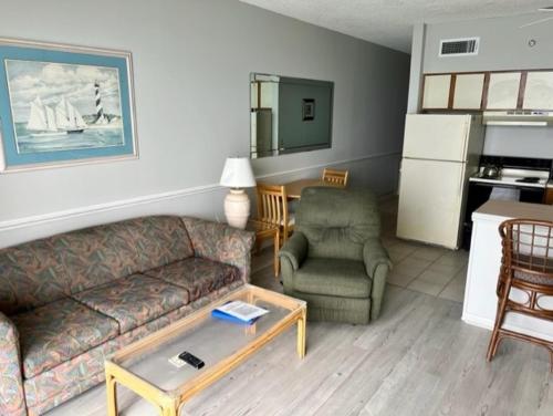 默特尔比奇ROYAL GARDEN RESORT 1510 condo的客厅配有沙发、椅子和桌子