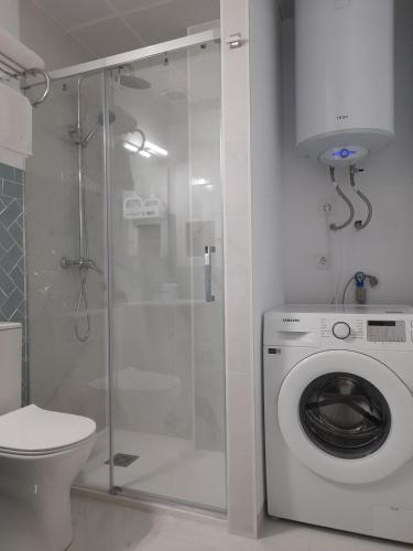 y baño con ducha y lavadora. en Apartamento El Lago Cartagena Centro., en Cartagena