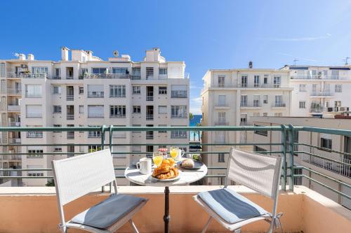 - une table et des chaises sur un balcon avec des bâtiments dans l'établissement The place to be in Nice, à Nice