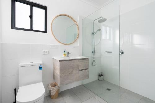 e bagno con doccia, servizi igienici e lavandino. di Glenowrie Cottage - 1 King 2 Singles Near Cadia a Millthorpe