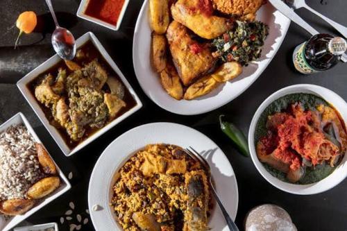Makanan di atau berdekatan rumah tamu ini