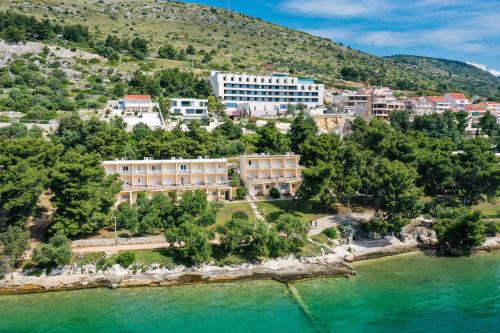 widok z powietrza na ośrodek obok zbiornika wodnego w obiekcie Hotel Val All Inclusive w Trogirze