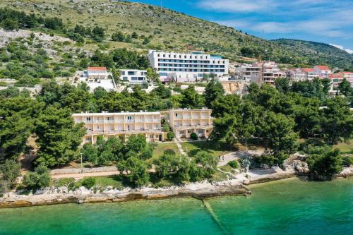 een luchtzicht op een resort naast een waterlichaam bij All Inclusive Hotel Val ex Jadran in Trogir