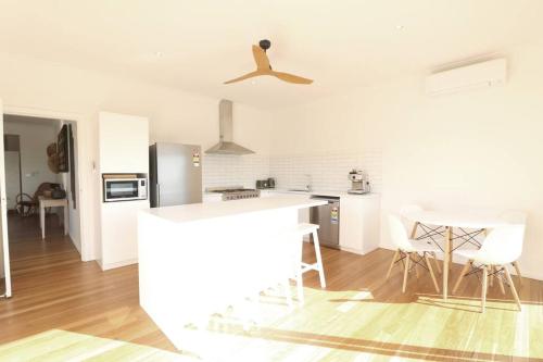 Η κουζίνα ή μικρή κουζίνα στο Kibanda on Lakeview - Fully fenced pet friendly