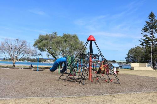 Ο χώρος παιχνιδιού για παιδιά στο Kibanda on Lakeview - Fully fenced pet friendly