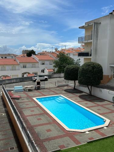 uma piscina no topo de um edifício em Lotfnazarewaves na Nazaré