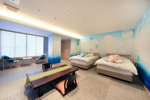 a childrens bedroom with two beds and a desk at Yuyado Mikannoki in Atami